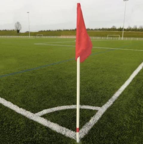 JEU DE 4 POTEAUX DE CORNER FLEXIBLES AVEC 4 FANIONS ROUGE